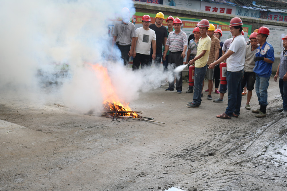 福建易順建筑工程有限公司“東升商城”工程2017年度《安全生產月》消防、救援應急演練